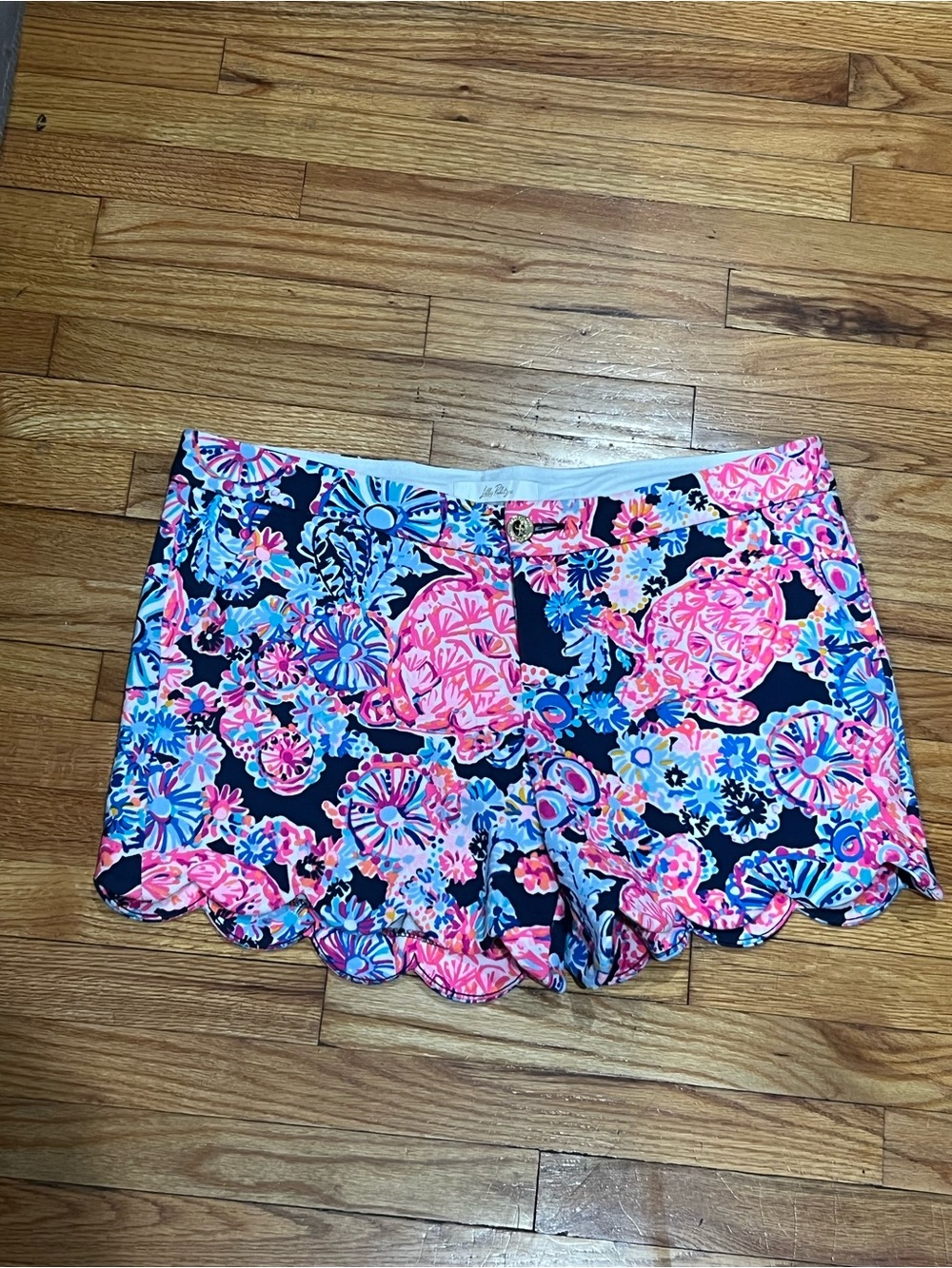 New Lilly Pulitzer Navy Floral Scallop Hem Shorts in Pink & Blue